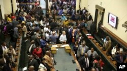 Des membres du parlement zimbabwéen siègent à Harare, le 21 novembre 2017