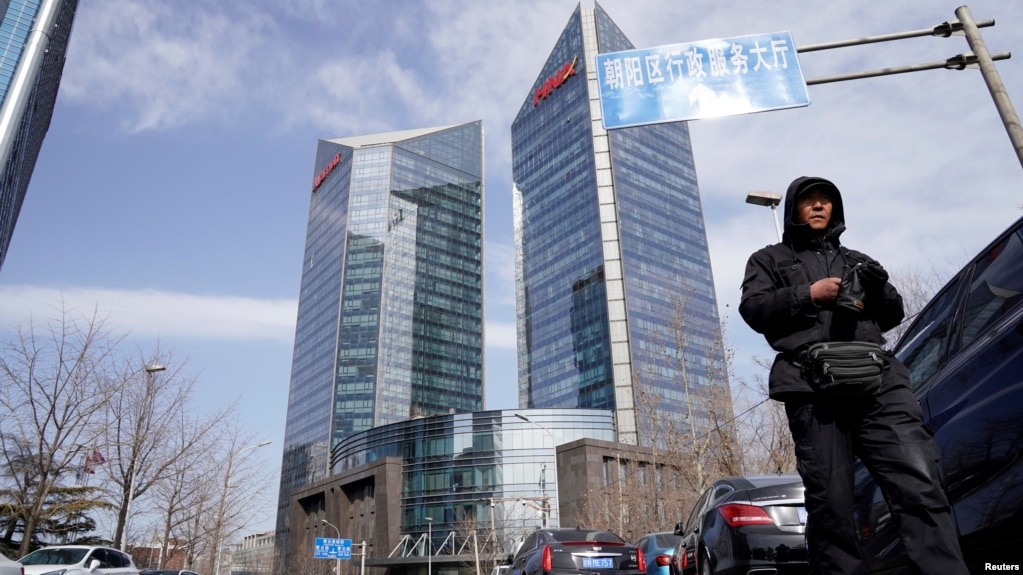 北京的海航大厦下面,有人走过(2018年2月9日)。2月8日,《南方周末》突故撤下两篇有关海航财务状况的调查报道。