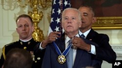 Tổng thống Barack Obama trao tặng huân chương Tự do cho Phó Tổng thống Joe Biden trong một buổi lễ diễn ra tại Phòng Khánh Tiết của Toà Bạch Ốc, ngày 12 tháng 01 năm 2017.