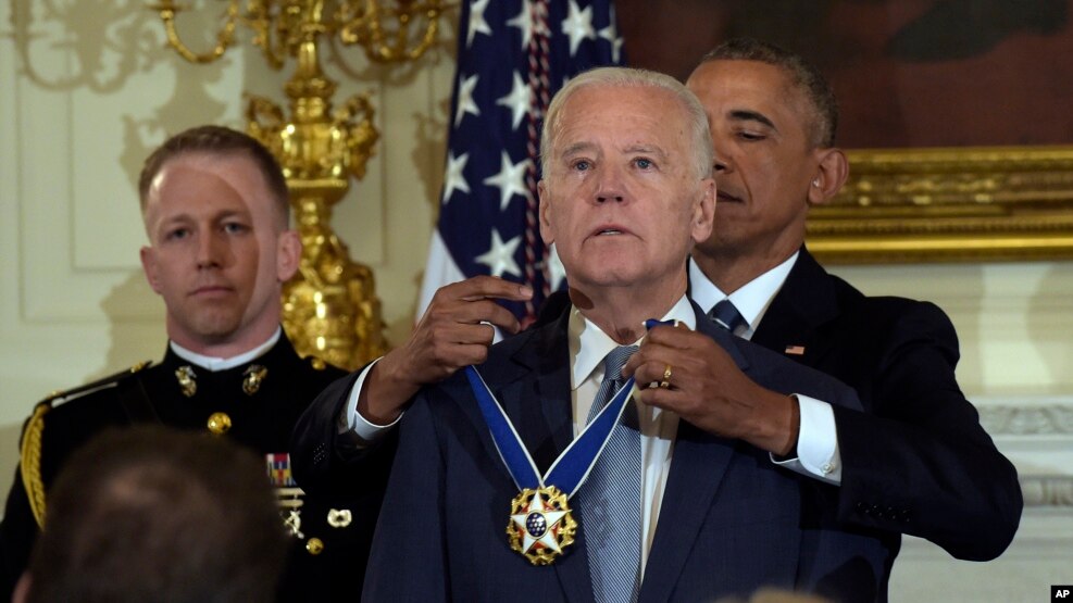 Tổng thống Barack Obama trao tặng huân chương Tự do cho Phó Tổng thống Joe Biden trong một buổi lễ diễn ra tại Phòng Khánh Tiết của Toà Bạch Ốc, ngày 12 tháng 01 năm 2017.
