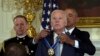  Obama Anugerahkan Medali Kepresidenan untuk Biden