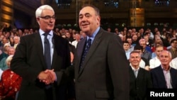 Better Together leader Alistair Darling (L) and First Minister of Scotland Alex Salmond shake hands at the second television debate over Scottish independence at Kelvingrove Art Gallery and Museum in Glasgow, Aug. 25, 2014. 