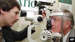 Seorang Dokter mata di negara bagian New Mexico, AS melakukan pemeriksaan glaukoma terhadap seorang pasien (foto: dok). 