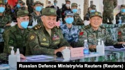  Bộ trưởng Quốc phòng Nga Sergei Shoigu (trái) và người đồng cấp Trung Quốc Nguỵ Phượng Hoà tại cuộc tập trận Sibu / Hợp tác 2021 vào ngày 13/8/2021.