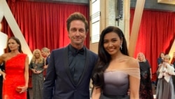 Thai singer Gam Wichayanee Pearklin and Gerard Butler at the Oscar's red carpet