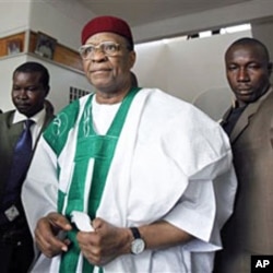 A 2009 file photo of Niger's Former President Mamadou Tandja (C), surrounded by bodyguards in Niamey