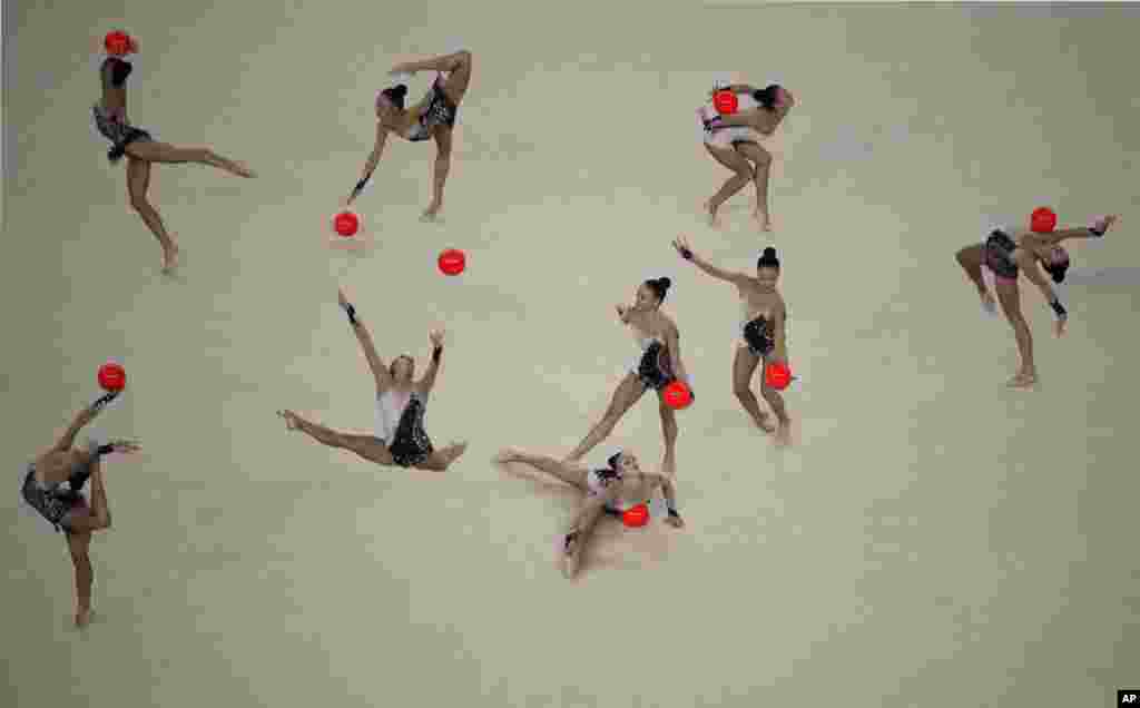 &nbsp;2016 Rio de Jenerio Yaz Olimpiyatları&#39;nda ritmik jimnastik gösterilerinden kareler .