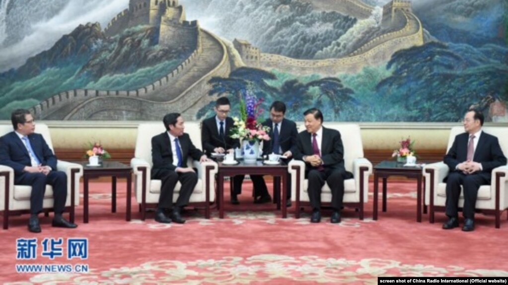 Ông Lưu Vân Sơn, quan chức cao cấp của ĐCS TQ, tiếp ông Thuận Hữu, TBT báo Nhân Dân, ở Bắc Kinh (4/2017)