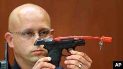 En images: Zimmerman vend aux enchères le pistolet utilisé contre Trayvon Martin