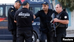 Des officiers de police gardent un hôtel à Sousse, Tunisie, le 27 juin 2015.