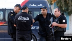 Des officiers de police garde un hotel à Sousse, Tunisie, le 27 juin 2015.