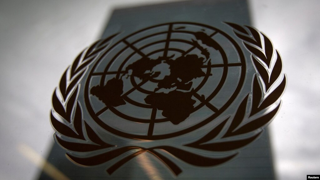 뉴욕 유엔 본부의 유엔 로고.