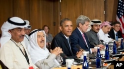 Tổng thống Barack Obama ngồi cùng với Tiểu vương Kuwait Sheikh Sabah Al-Ahmad Al-Sabah (thứ hai từ trái qua), và Ngoại trưởng Hoa Kỳ John Kerry, (thứ tư từ trái qua), và các lãnh đạo và đại biểu của Hội đồng Hợp tác Vùng Vịnh trong cuộc họp về các vấn đề Trung Đông tại Camp David, 14/5/2015. 
