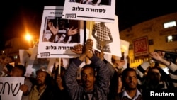 African migrants and Israeli activists demonstrate against the Israeli government's plan to deport African migrants, in Jerusalem, April 4, 2018.