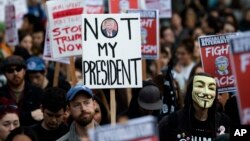 Protesta de jóvenes en el centro de Seattle rechazando la elección de Donald Trump.