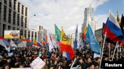 People attend a rally to protest against tightening state control over internet in Moscow, March 10, 2019. 