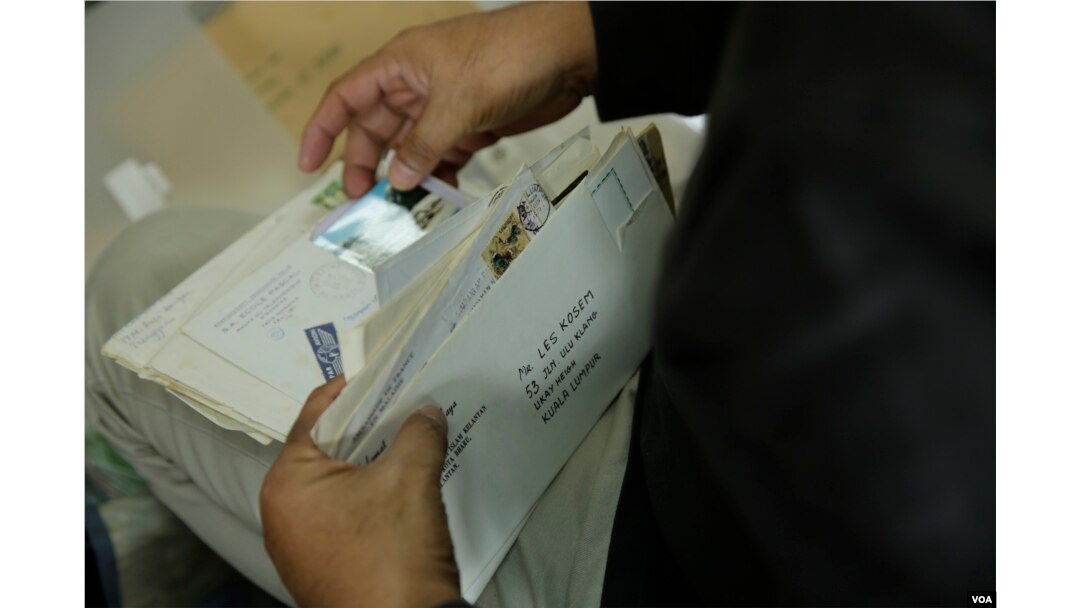 Chexiyalik ayol pul uchun kokragini korsatdi. Chexiyalik ayol pul uchun kokragini korsatdi.