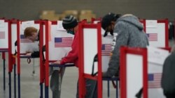 Birači popunjavaju galsačke listiće u Luivilu u Kentakiju, 3. novembra 2020.