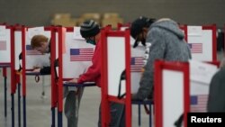 Birači popunjavaju galsačke listiće u Luivilu u Kentakiju, 3. novembra 2020.