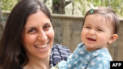 نازنین زاغری، شهروند ایرانی‌ بریتانیایی زندانی در ایران همراه با دخترش.