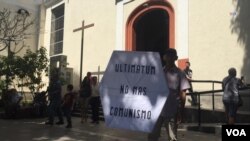 El manifestante conocido como "El señor del papagayo" durante misa en honor a los caídos en las manifestaciones de Venezuela. Foto: Álvaro Algarra - VOA. Domingo, 27 de enero de 2019.