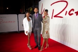 Dari kiri: Demi Singleton, Will Smith dan Saniyya Sidney, saat menghadiri pemutaran perdana film "King Richard" di London, 17 November 2021. (Joel C Ryan/Invision/AP)