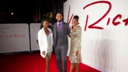 Dari kiri: Demi Singleton, Will Smith dan Saniyya Sidney, setibanya di pemutaran perdana "King Richard" di London, Rabu, 17 November 2021. (Joel C Ryan/Invision/AP)