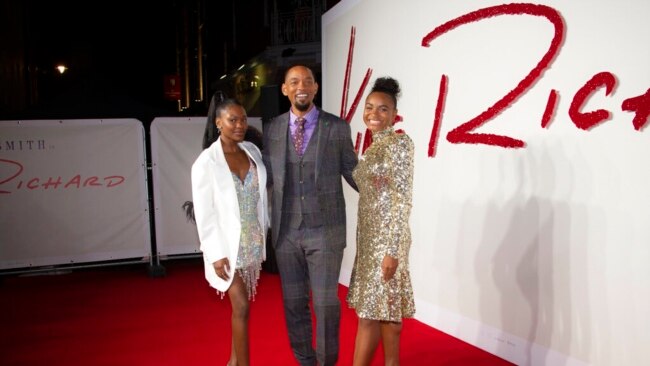 Dari kiri: Demi Singleton, Will Smith dan Saniyya Sidney, setibanya di pemutaran perdana "King Richard" di London, Rabu, 17 November 2021. (Joel C Ryan/Invision/AP)