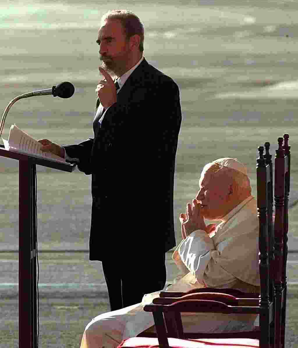 El Papa Juan Pablo II escucha el discurso del ex presidente de Cuba, Fidel Castro, durante su visita a la isla (1998).