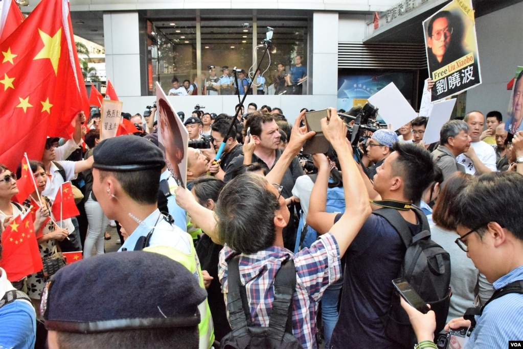 香港支联会游行要求北京释放刘晓波,有亲北京人士到场指骂,由警员分隔两批示威者。(2017年6月29日,美国之音汤惠芸拍摄)