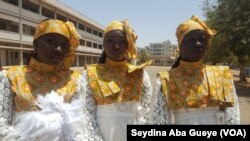 Les majorettes en costume, à Dakar, Sénégal, le 4 avril 2017. (VOA/Seydina Aba Gueye)