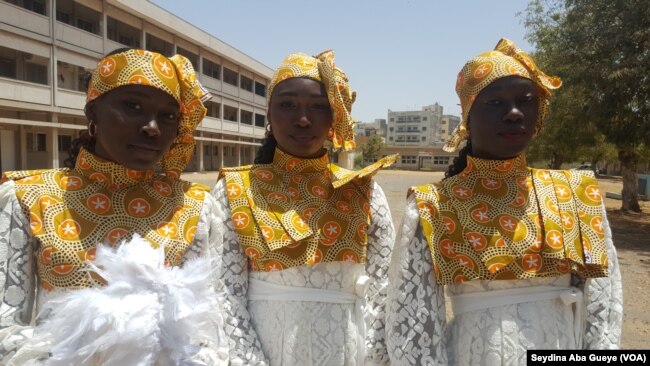 Les majorettes en costume, à Dakar, Sénégal, le 4 avril 2017. (VOA/Seydina Aba Gueye)