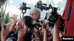 ဘရာဇီးလ် သမ္မတဟောင်း Lula da Silva ကိုထောက်ခံသူများနုတ်ဆက်စဉ် ဧပြီ ၇၊ ၂၀၁၈။