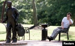 미시시피 주 투펠로에 위치한 엘비스 프레슬리 생가에 13살 모습의 엘비스 동상이 세워져 있다.