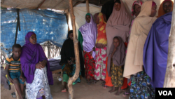 Khatra Ismail, women's rights campaigner (seated, on left), talks to women about the repatriation process and their rights, Dadaab, Kenya, April 27, 2015. (Mohammed Yusuf/VOA)