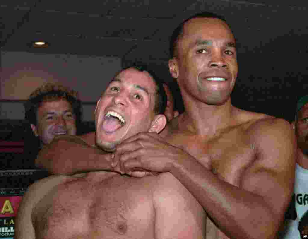 Sugar Ray Leonard le aplica una llave al p&uacute;gil Camacho antes de un enfrentamiento en Atlantic City en 1997. 