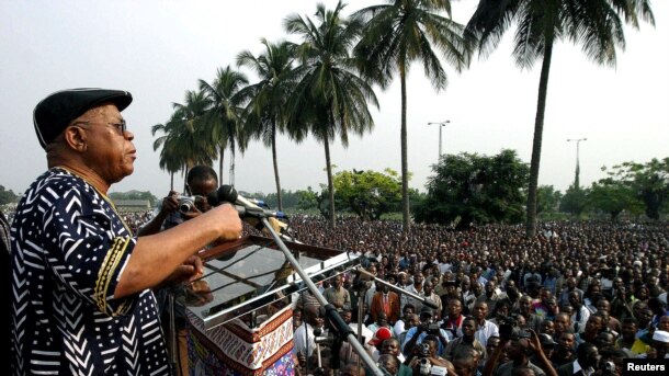 Etienne Tshisekedi, akihutubia mkutano wa upinzani Kinshasa Julai 9 2005.