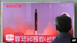 29일 한국 서울역에 설치된 TV 스크린에서 북한의 미사일 발사와 관련한 뉴스 보도가 나오고 있다.