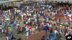 2020年4月7日津巴布韋哈拉雷: 儘管為遏制冠狀病毒的傳播而進行了封鎖，但仍有數百人在水果和蔬菜市場上購買商品。