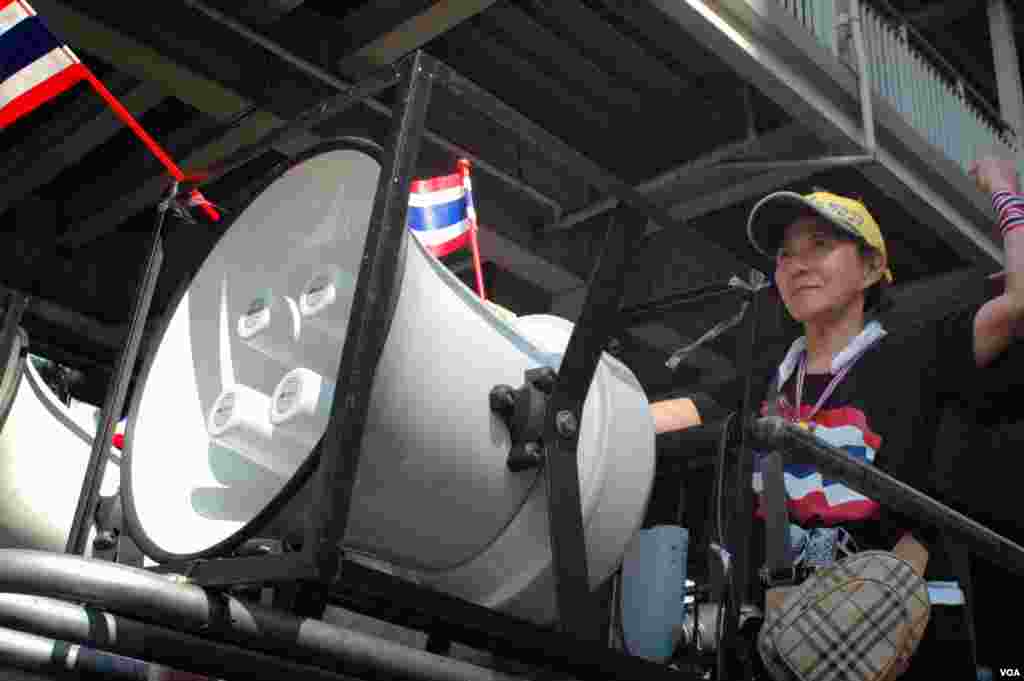 An anti-government protester atop a loudspeaker truck calling on the prime minister to &quot;get out&quot; in Bangkok. (Steve Herman/VOA)