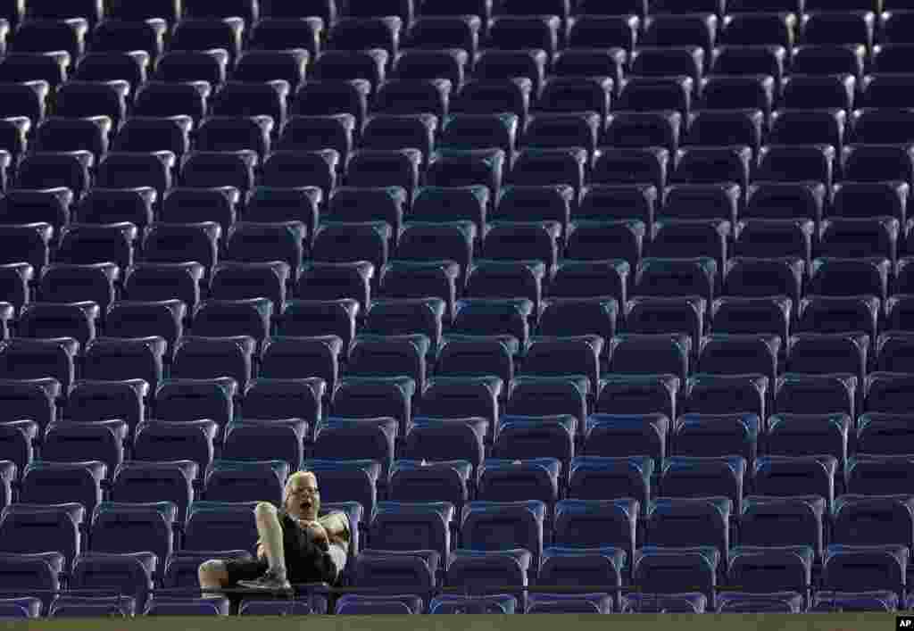 미국 뉴욕에서 열리고 있는 2014 US 오픈 테니스대회에서 한 관객이 경기를 늦은 경기를 지켜보며 하품하고 있다. 일본 니시코리 케이와 캐나다 밀로스 라오니치의 경기에서 니시코리가 승리를 거뒀다.