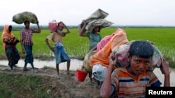 Pengungsi Rohingya setelah menyeberangi perbatasan Bangladesh-Myanmar, di Teknaf, Bangladesh.