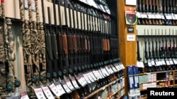 Venta de armas de la tienda Dick's Sporting Goods en Stroudsburg, Pennsylvania.