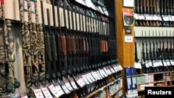 Deretan senjata api di sebuah toko di Stroudsburg, Pennsylvania, 28 Februari 2018.