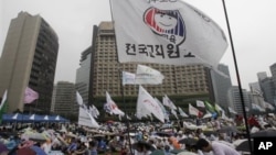 Warga Seoul menggelar unjuk rasa damai menentang kebijakan pemerintah Korsel terkait hubungan dengan Korut (12/8). 