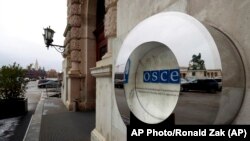 На фото: Вхід до штаб-квартири ОБСЄ у Відні, Австрія