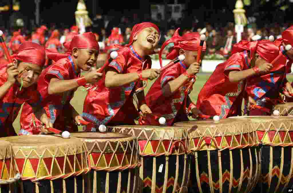 인도네시아 수도 자카르타의 메르데카 궁에서 진행된 71주년 독립기념일 행사에서 어린이들이 북을 치고 있다.