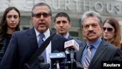 Los abogados del líder de Nxivm, Keith Raniere; Marc Agnifilo y Paul DerOhannesian, hablan delante de la corte federal de justicia en Brooklyn, Nueva York, luego de una audiencia sobre cargos de tráfico sexual en relación con la organización Nxivm de Albany. Mayo 4 de 2018. 