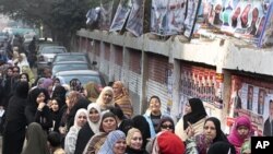 Wamisri wengi wamejitokeza kwenye vituo vya kupigia kura huko Giza, Misri, Disemba 14, 2011.