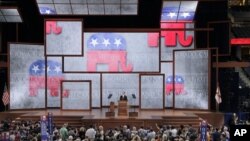 Republican ႏိုင္ငံလံုးဆုိင္ရာ ေကာ္မတီဥကၠ႒ Reince Priebus ပါတီ ညီလာခံတြင္ အဖြင့္မိန္႔ခြန္းေျပာေနစဥ္။ (၀၈၊ ၂၇၊၁၂) 